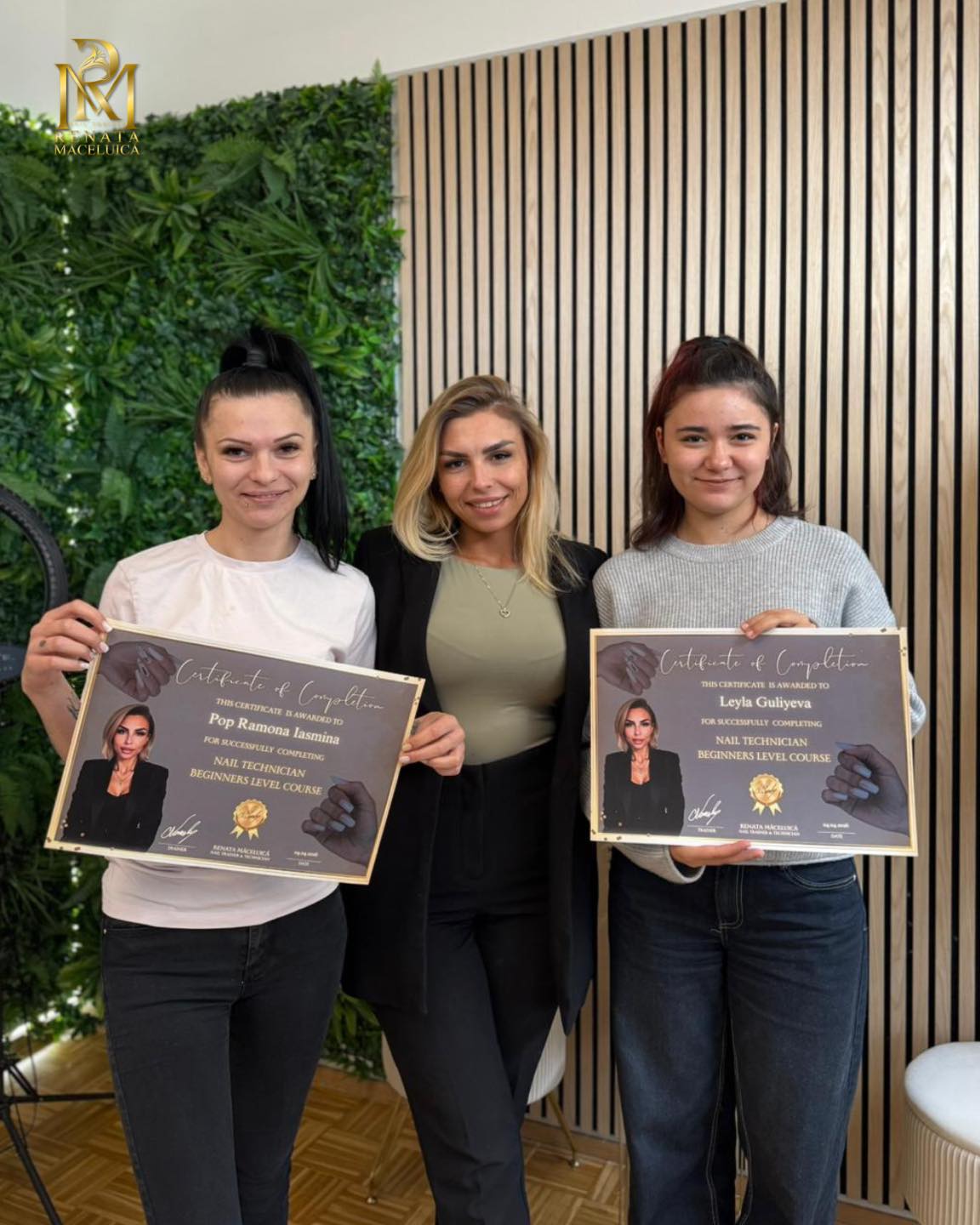 Kursteilnehmerinnen mit ihren Abschlusszertifikaten als Nail Technician