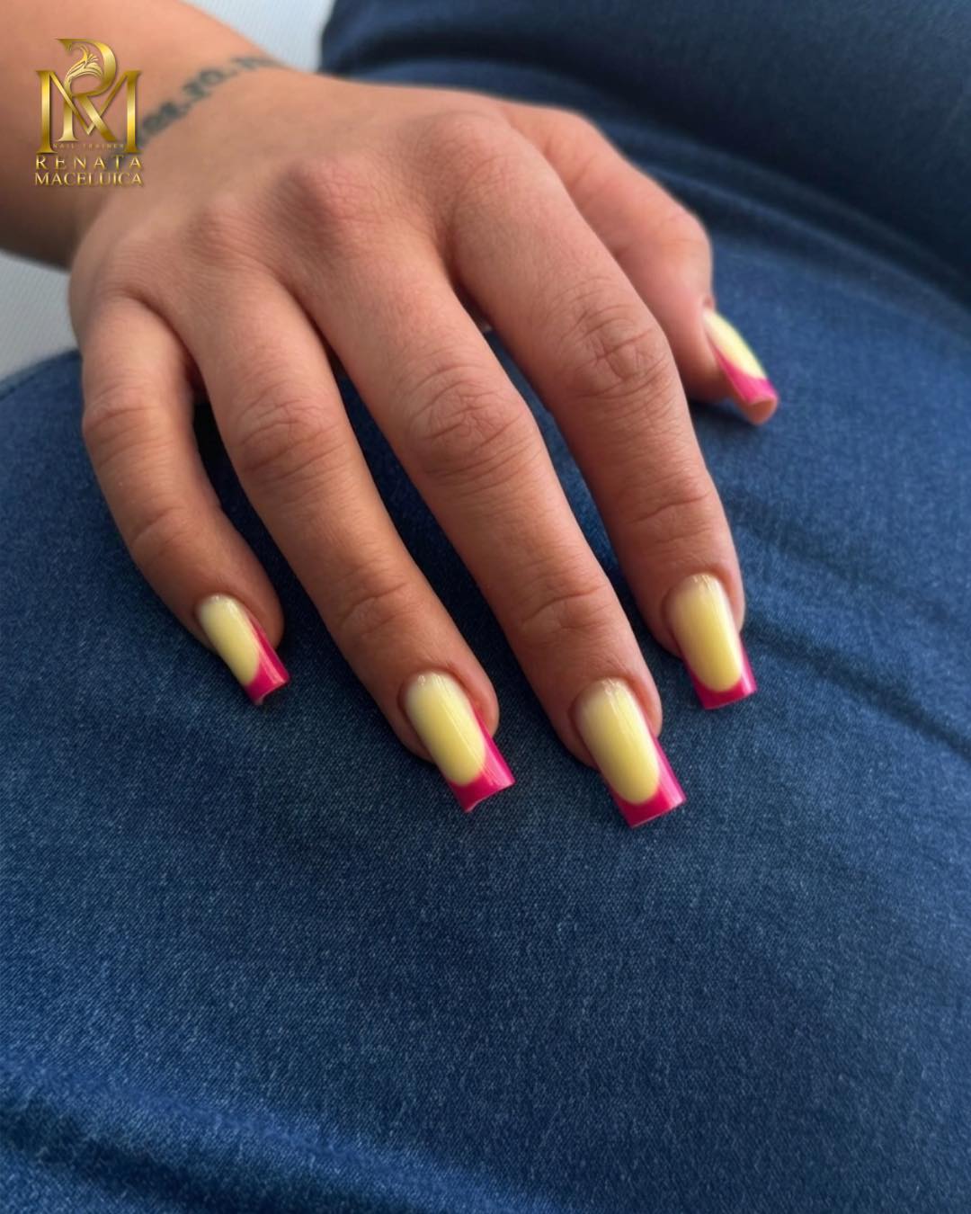 Lange Nägel mit pink-gelbem French-Design