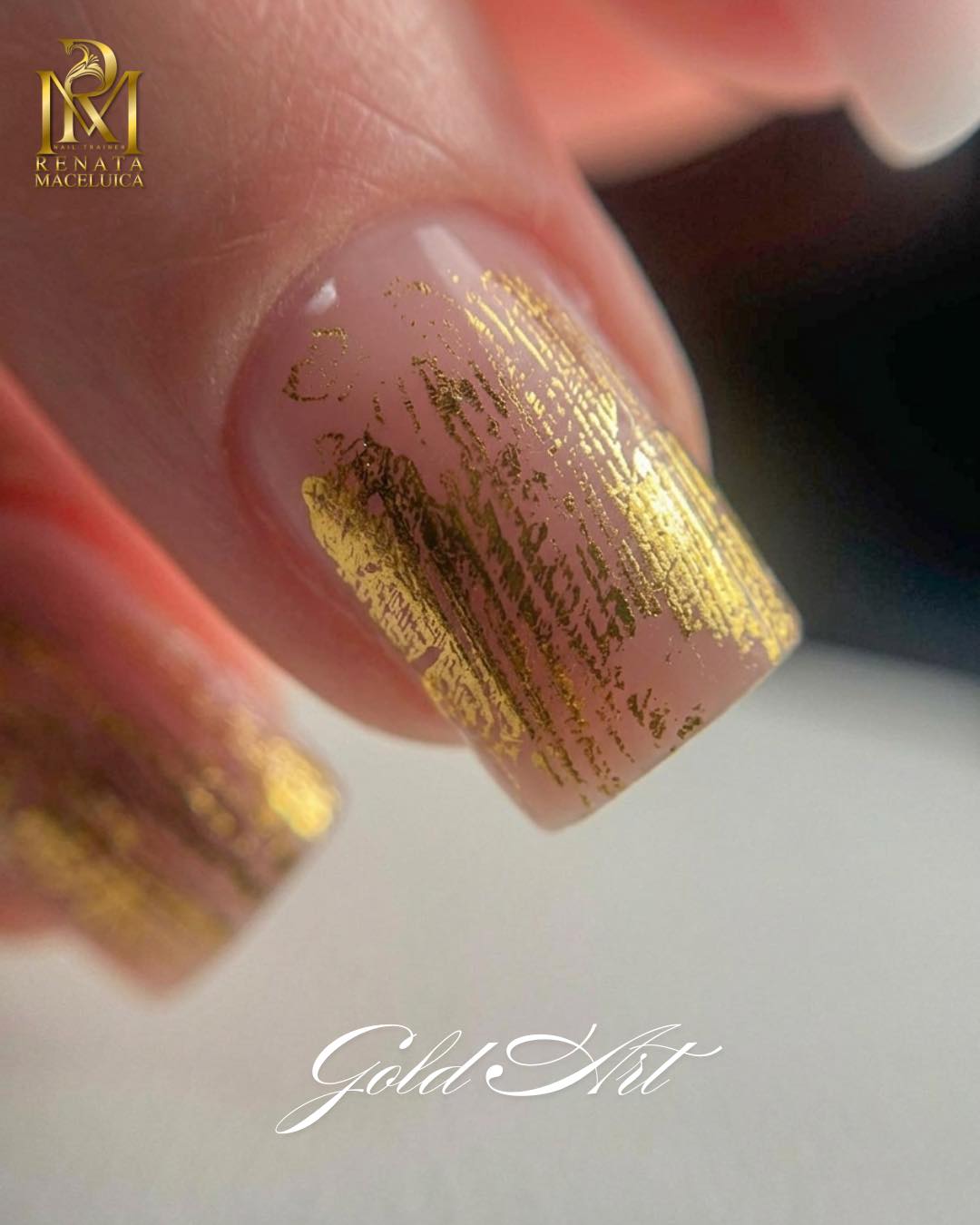 Gold Art Nageldesign in Nude mit goldenem Blattmuster