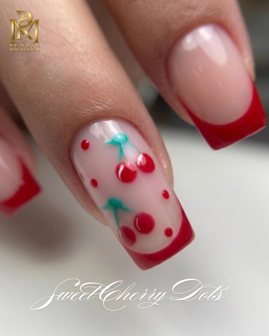 Detailaufnahme eines Nageldesigns