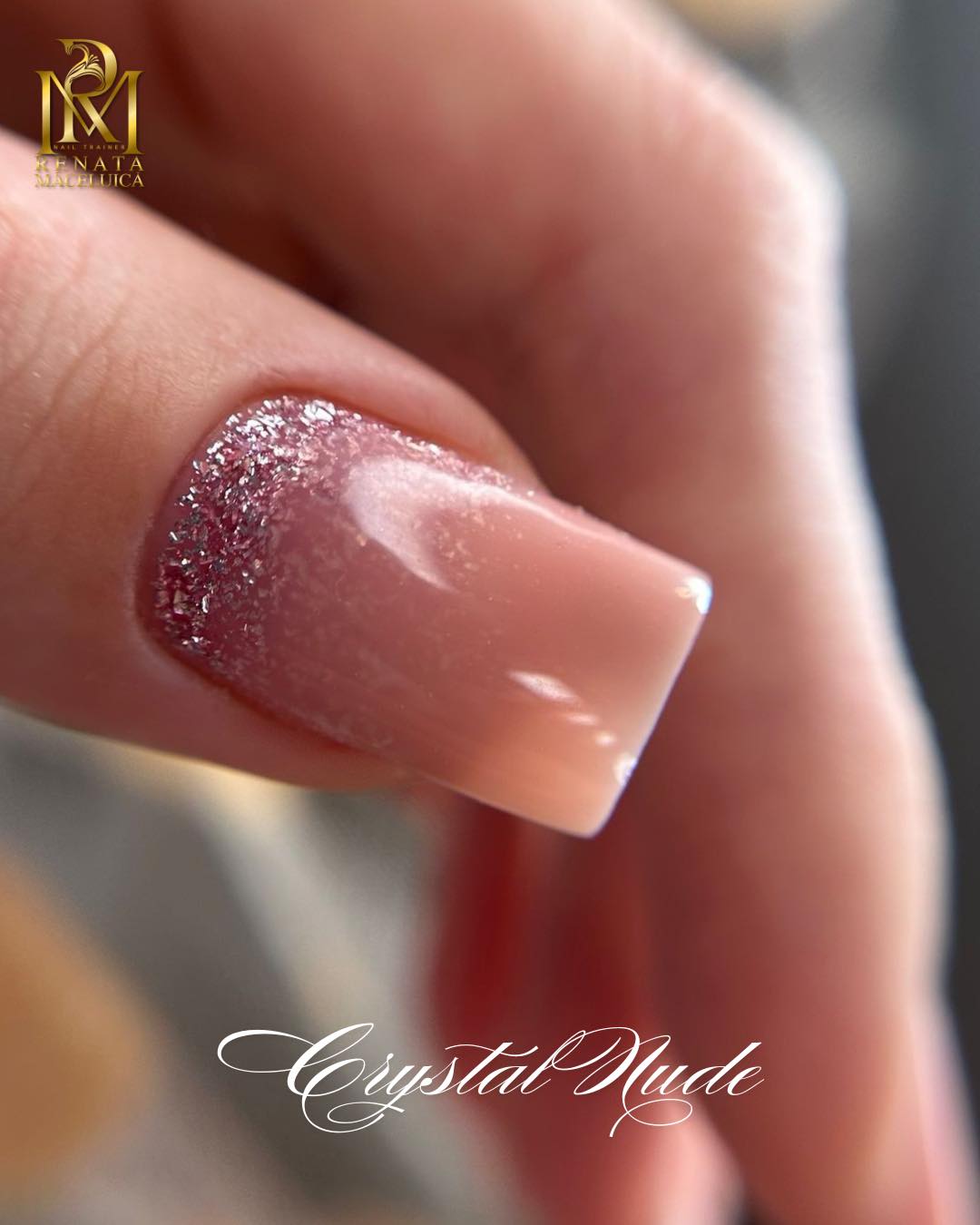 Detailaufnahme eines edlen Nageldesigns in Nude-Tönen mit Glitter-Akzent
